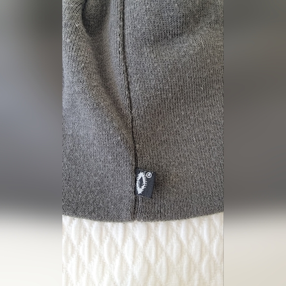 Pair of Oakley Beanies - Picture 3 of 4